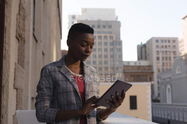 Бізнес-леді, використовуючи цифровий планшет на балконі офісу — стокове фото