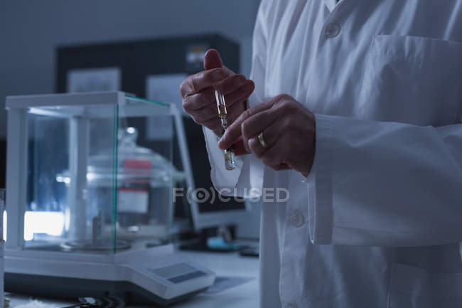 Media sezione di scienziati maschi che sperimentano in laboratorio — Foto stock