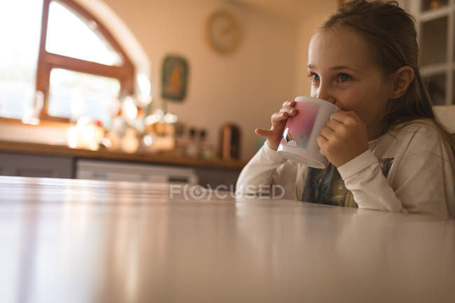 Lächelndes Mädchen beim Kaffeetrinken zu Hause — Stockfoto