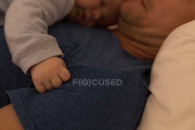 Padre e bay boy dormono in camera da letto a casa — Foto stock