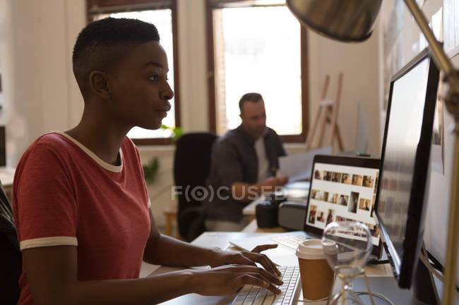 Женщина-руководитель работает за компьютером на столе в офисе — стоковое фото