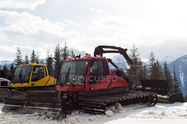 Caminhão moderno de limpa-neves na estação nevada — Fotografia de Stock