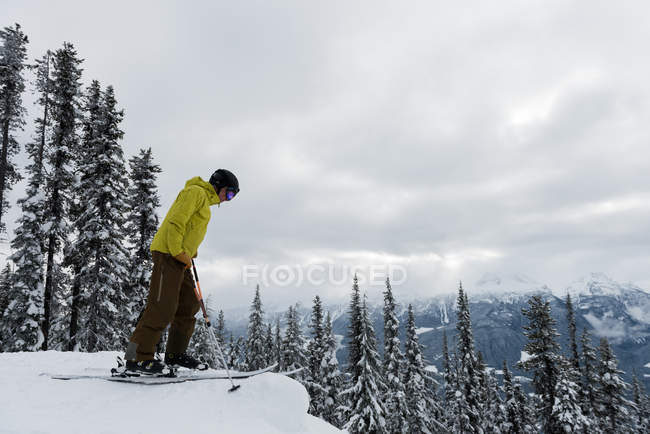 Esquiador esquiando en el paisaje nevado durante el invierno - foto de stock