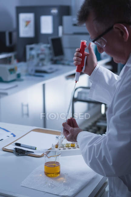 Side view of male scientist experimenting in laboratory — Stock Photo