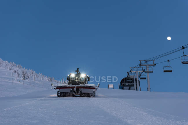 Сучасна снігова вантажівка в сніжному сезоні вночі — стокове фото