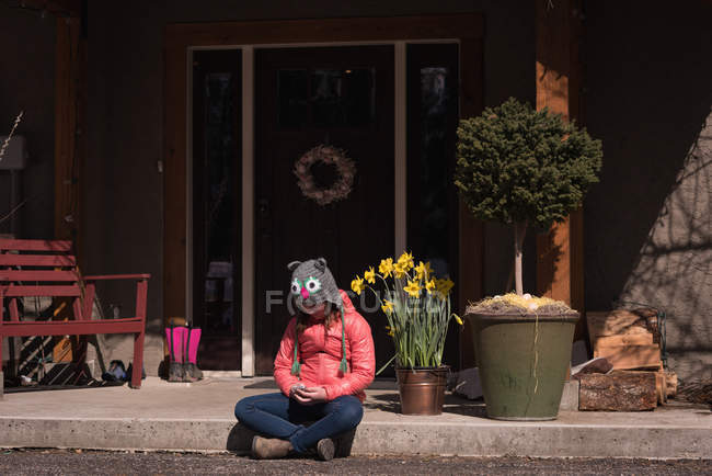 Mädchen benutzt an einem sonnigen Tag Handy in der Nähe der Straße — Stockfoto