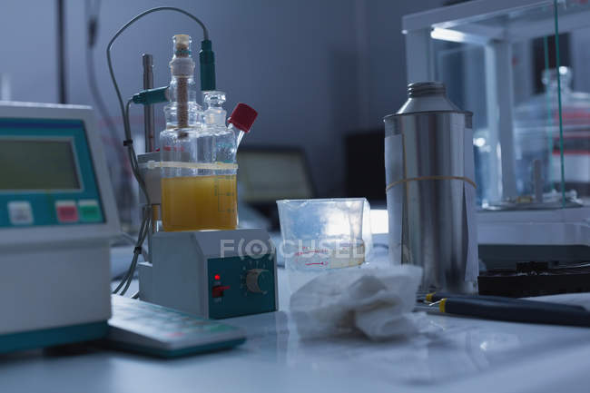 Gros plan de la fiole, de la balance de laboratoire et de l'équipement en laboratoire — Photo de stock