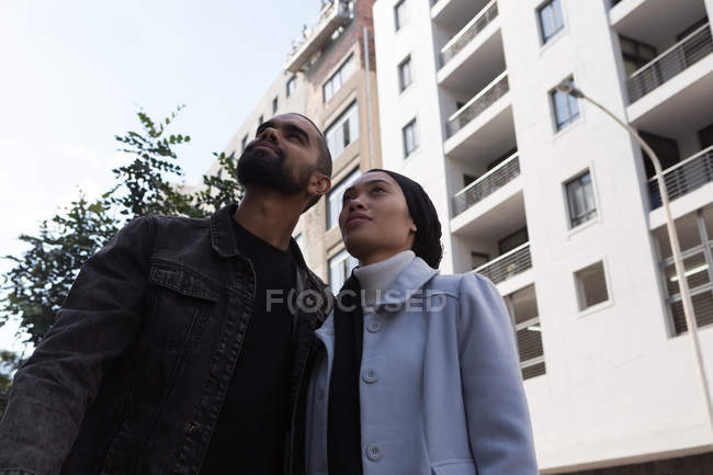 Романтическая пара, стоящая на городской улице — стоковое фото