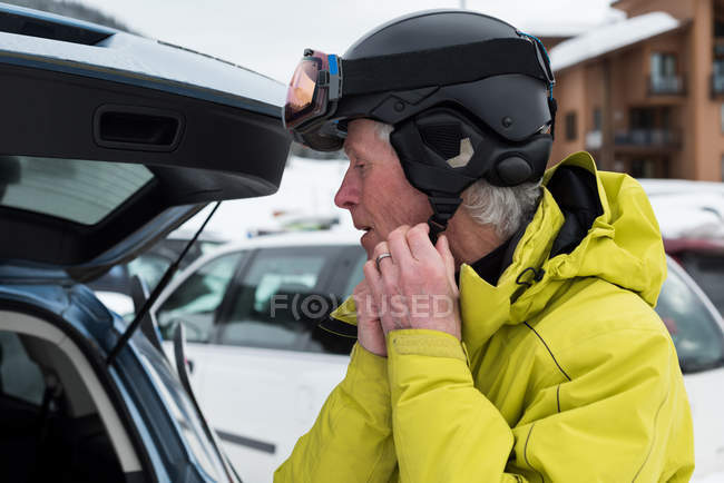 Primo piano dell'uomo anziano che indossa il casco da sci — Foto stock