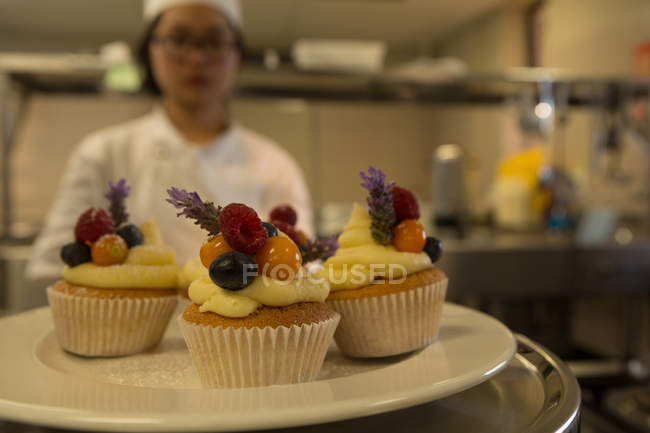 Primo piano di muffin guarniti su un piatto — Foto stock