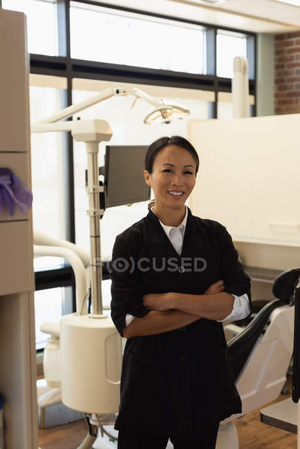 Портрет усміхненої жінки-стоматолога в стоматологічній клініці — стокове фото