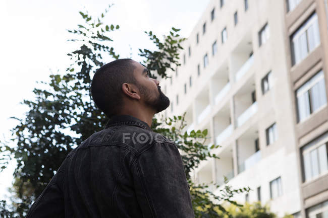 Homem pensativo de pé na rua da cidade — Fotografia de Stock