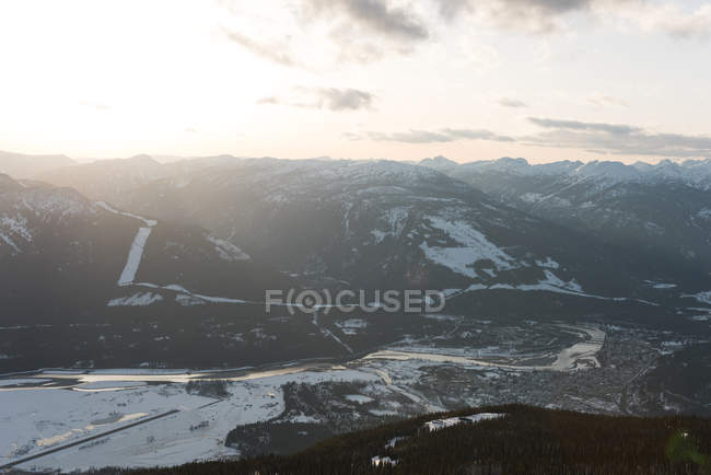 Зимой покрытая снегом гора — стоковое фото