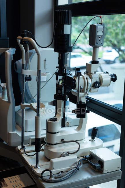 Primo piano delle apparecchiature optometriche in clinica — Foto stock