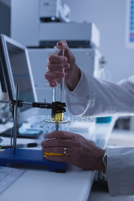 Nahaufnahme eines männlichen Wissenschaftlers, der im Labor experimentiert — Stockfoto