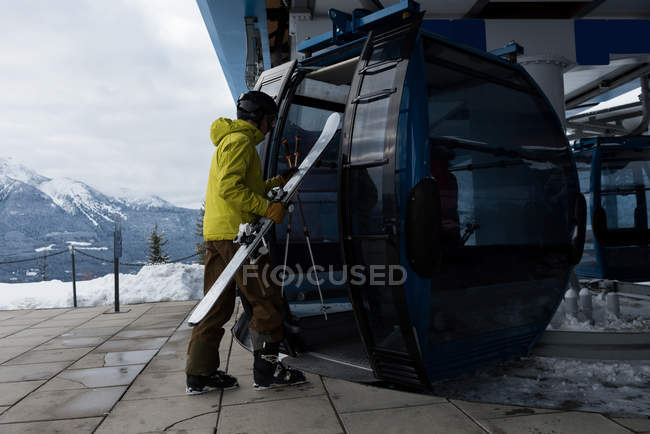 Esquiador entrando en telesilla durante el invierno - foto de stock
