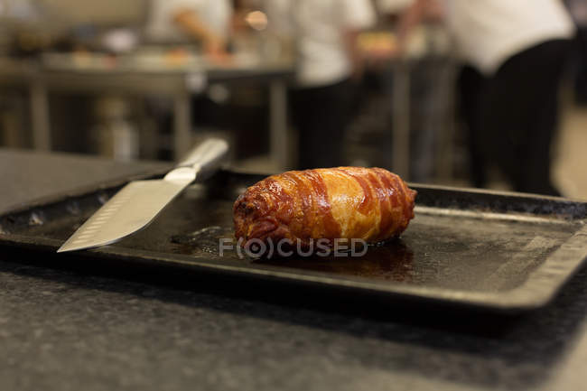 Close-up de bacon com faca em uma bandeja — Fotografia de Stock