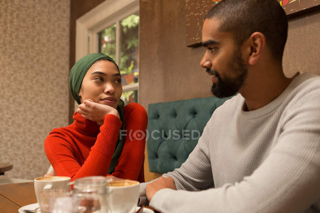 Романтична пара дивиться один на одного в кафе — стокове фото