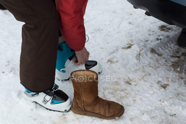 Unterteil der Seniorin trägt Skischuh — Stockfoto