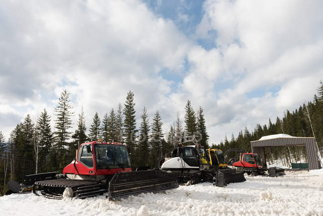Camión de quitanieves moderno en temporada de nieve - foto de stock