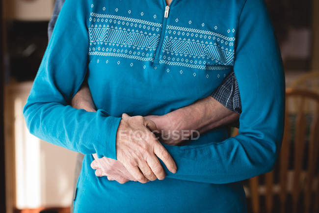 Seniorenpaar umarmt sich zu Hause — Stockfoto