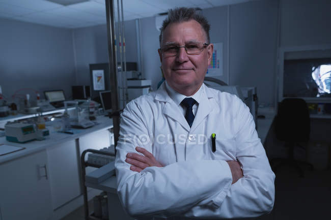 Retrato de un científico de pie con los brazos cruzados en el laboratorio - foto de stock