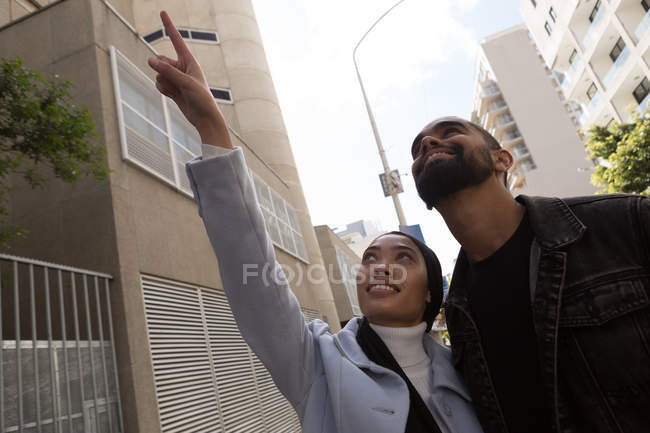 Счастливая пара, стоящая на городской улице — стоковое фото