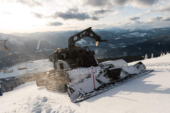 Camion chasse-neige nettoyant la neige pendant l'hiver — Photo de stock