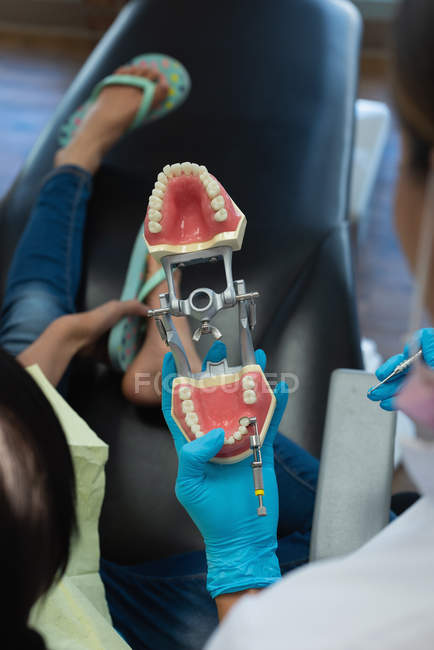 Zahnärztin erklärt Zahnmodell in Klinik — Stockfoto