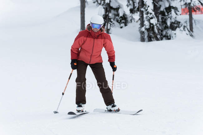Esquiador esquiando en el paisaje nevado durante el invierno - foto de stock