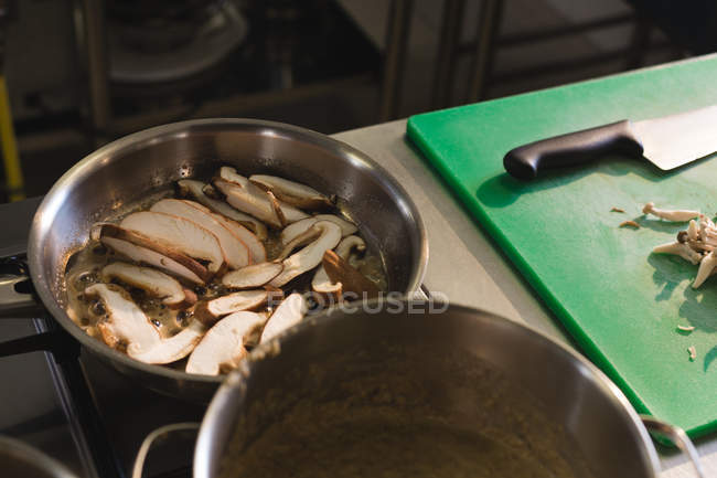 Close-up de cogumelo em uma tigela no fogão a gás — Fotografia de Stock