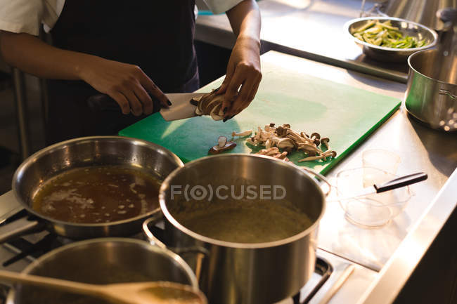 Sección media de la encimera de limpieza del chef en la cocina - foto de stock