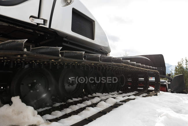 Camion chasse-neige nettoyant la neige pendant l'hiver — Photo de stock