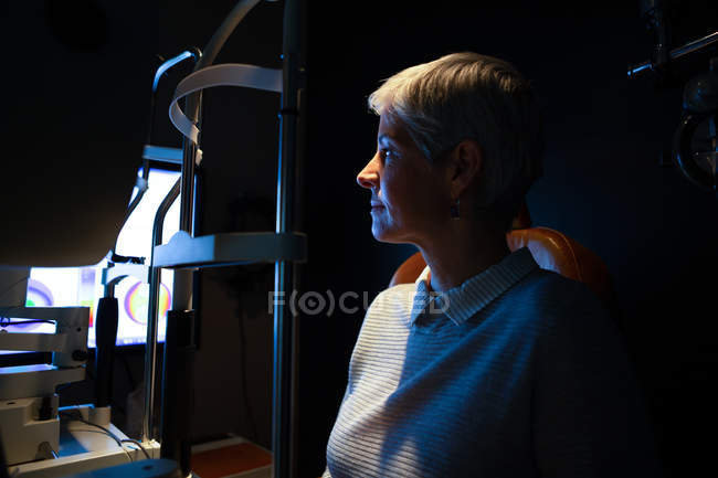 Patient looking at digital screen in clinic — Stock Photo