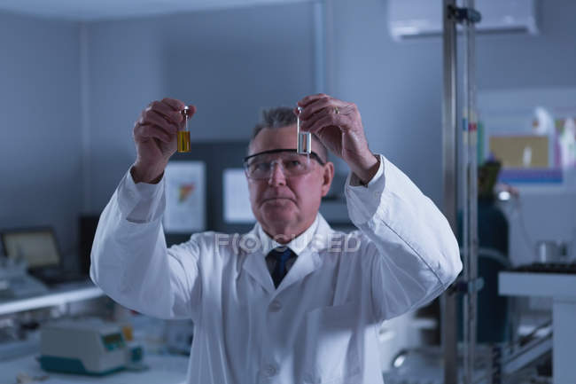 Внимательный ученый-мужчина экспериментирует в лаборатории — стоковое фото