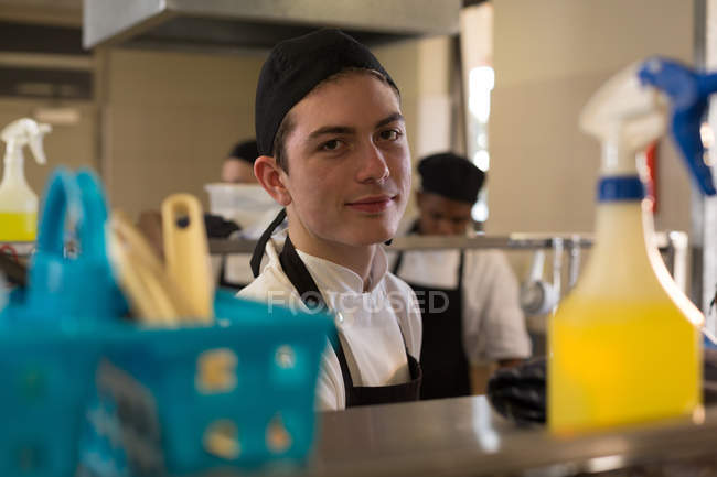 Портрет чоловічого шеф-кухаря, який посміхається на кухні — стокове фото
