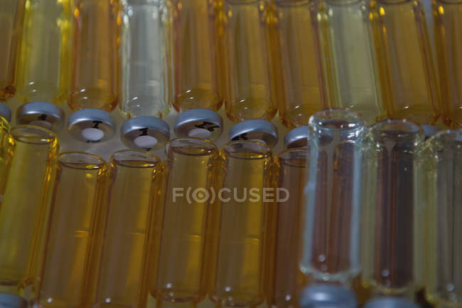 Primer plano de la botella de muestra dispuesta en el laboratorio - foto de stock