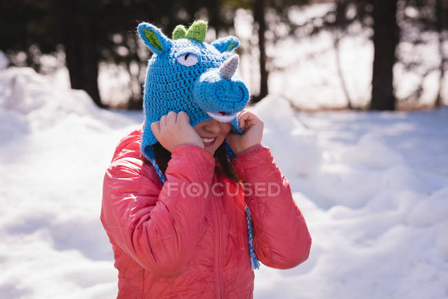 Дівчина стоїть на засніженому регіоні взимку — стокове фото