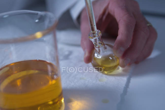 Close-up de cientistas do sexo masculino experimentando em laboratório — Fotografia de Stock
