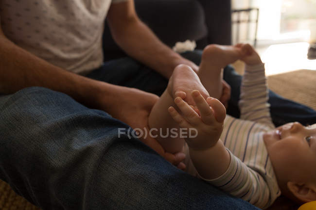 Vater spielt mit seinem kleinen Jungen im heimischen Wohnzimmer — Stockfoto
