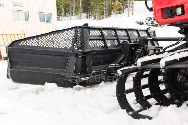 Snowplow caminhão limpeza neve durante o inverno — Fotografia de Stock