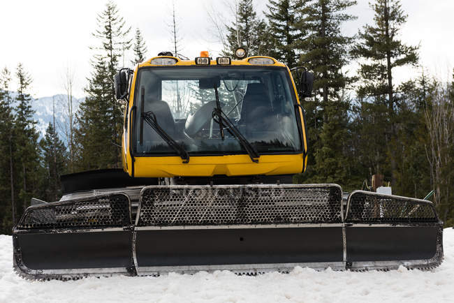 Caminhão moderno de limpa-neves na estação nevada — Fotografia de Stock