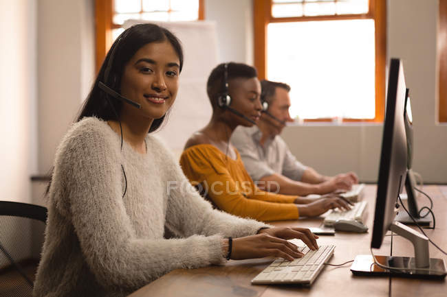 Щасливі жіночий виконавчий роботи в Microsoft office — стокове фото