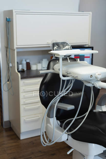 Silla de odontología vacía profesional en clínica dental - foto de stock