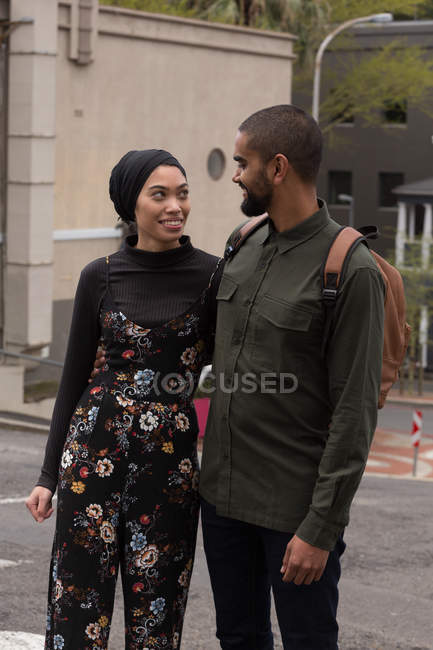 Happy couple looking at each other in city street — Stock Photo