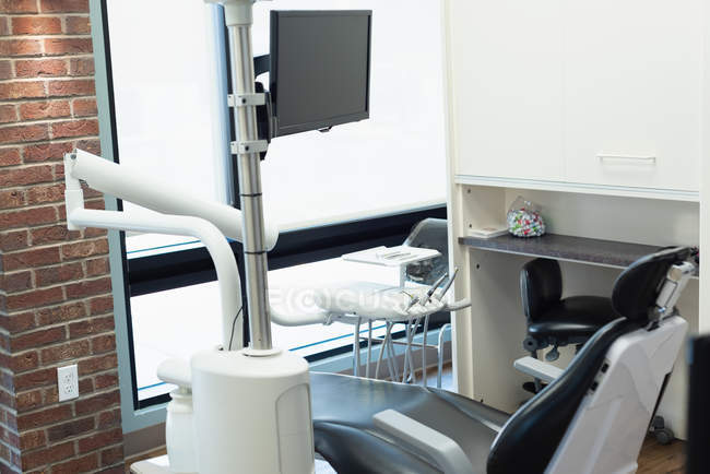 Chaise dentaire vide professionnelle en clinique dentaire — Photo de stock