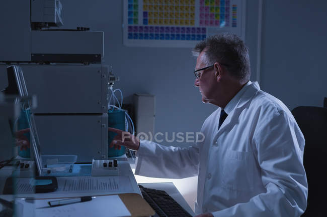 Seitenansicht eines männlichen Wissenschaftlers, der im Labor arbeitet — Stockfoto