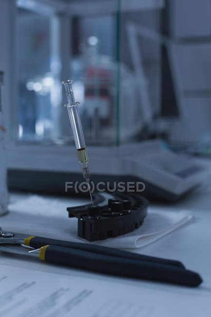 Nahaufnahme von Spritze und Geräten im Labor — Stockfoto