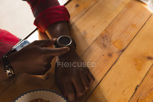 Чоловік перевіряє час у кав'ярні — стокове фото