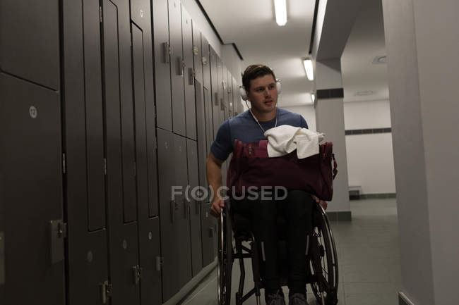 Kluger Behinderter mit Tasche in Umkleidekabine — Stockfoto